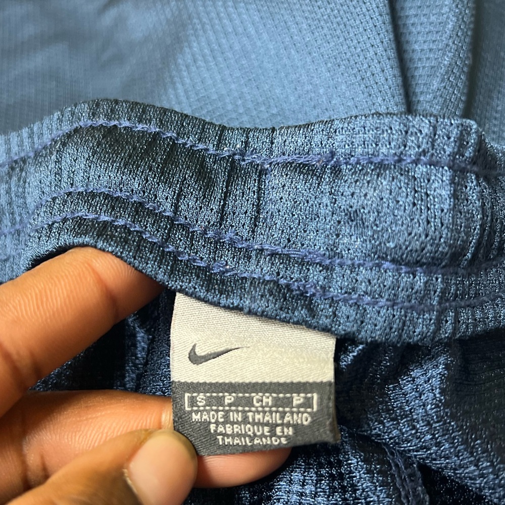 Vintage 90s Nike Shorts - Picture 2 of 2